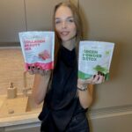 Mergina ziuri i kamera ir laiko Everjuno produktus rabkose