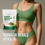 Moteris su žaliu maudymosi kostiumeliu laiko Everjuno Detox mišinį